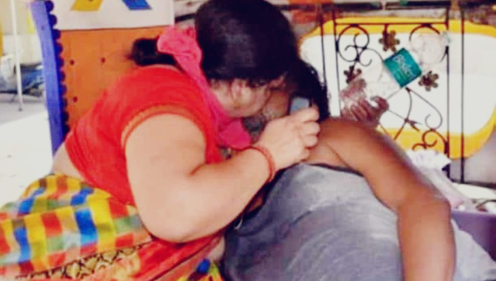 आगरा : पति को बचाने के लिए पत्नी ने मुंह से दी सांस, पत्नी की गोद में पति ने तोड़ दिया दम.