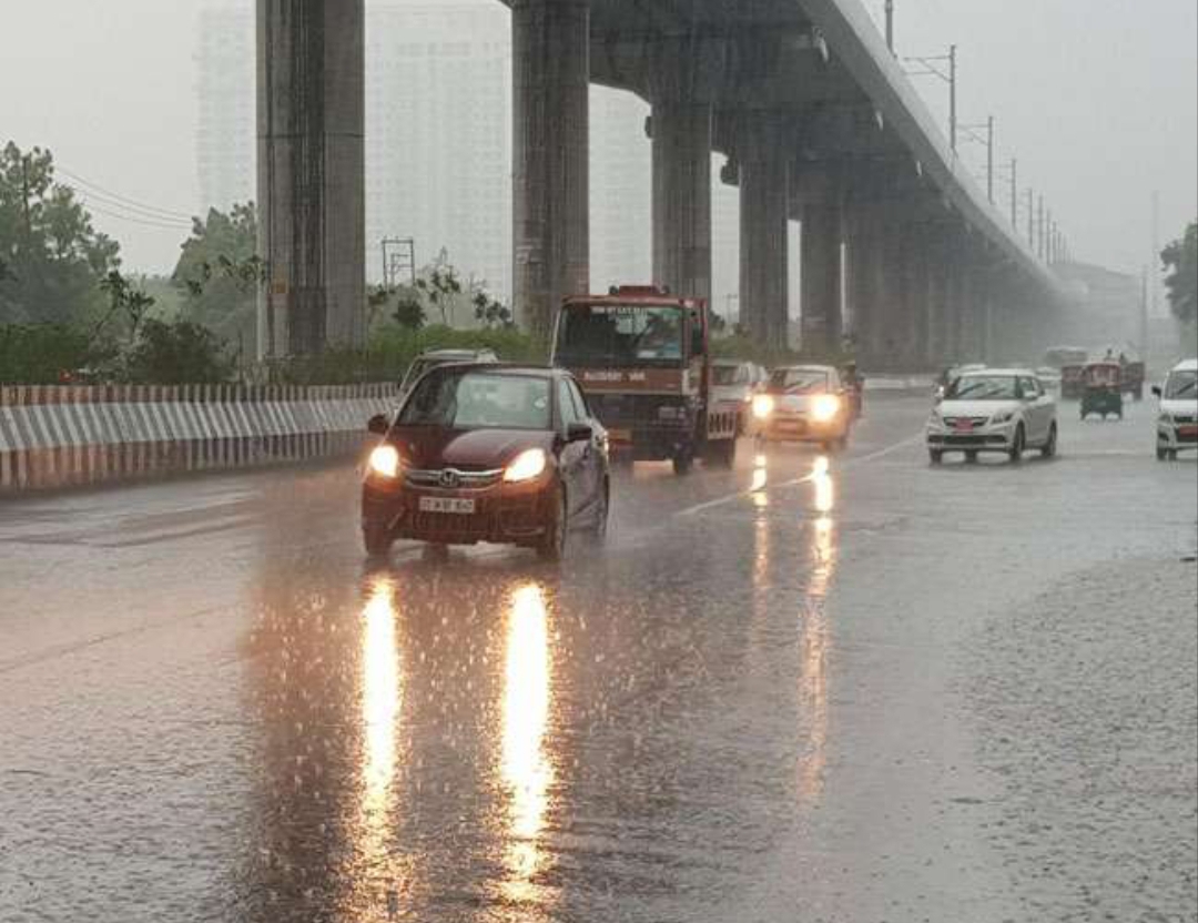 दिल्ली : DELHI – NCR में झमाझम बारिश, तेज हवाओं के साथ दिन में छाया अंधेरा