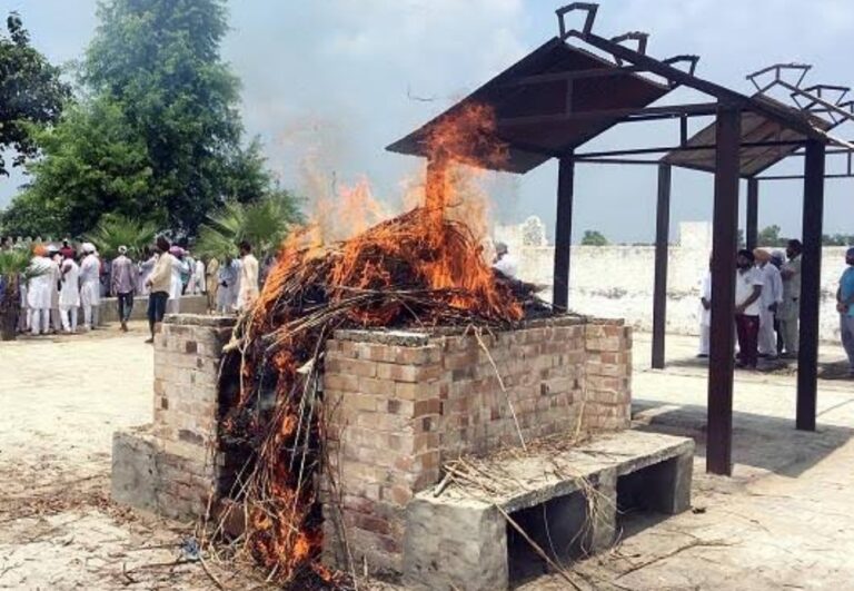 गये थे कोरोना संदिग्ध मरीज के अंतिम संस्कार में वापस आए तो 10 लोग कोरोना पॉजिटिव मचा हड़कंप