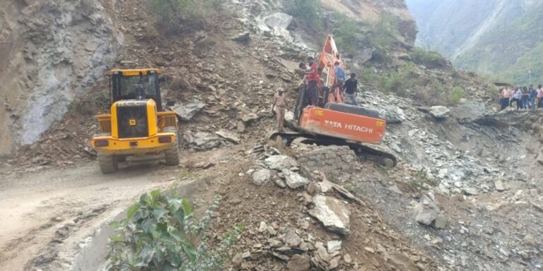 बद्रीनाथ NH को 6 दिन बाद खोला गया, वाहनों की आवाजाही हुई शुरू पिछले हफ्ते भारी बारिश और लैंडस्लाइड के कारण बंद हो गया था NH.