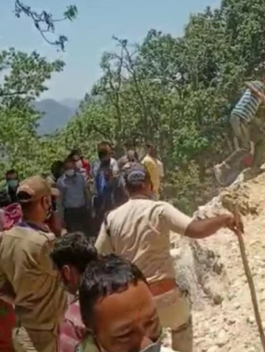 उत्तराखंड : पोखरी में पुरुषों व महिलाओं ने नगर पंचायत व राजस्व के अधिकारियों का ईट – पत्थर मारकर किया स्वागत, कई लोग हुए घायल देखें क्या है पूरा मामला