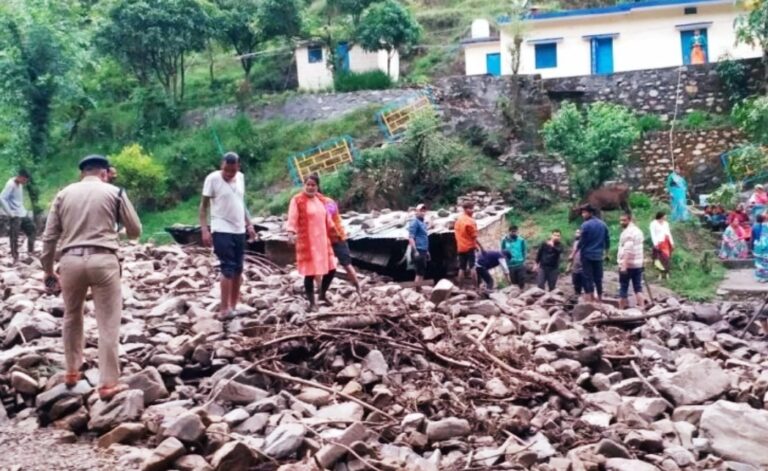 उत्तराखंड : बड़ी खबर उत्तराखंड से पौड़ी में तड़के 3:30 बजे फटा बादल, मलबा आने से बंद हुआ बदरीनाथ हाईवे