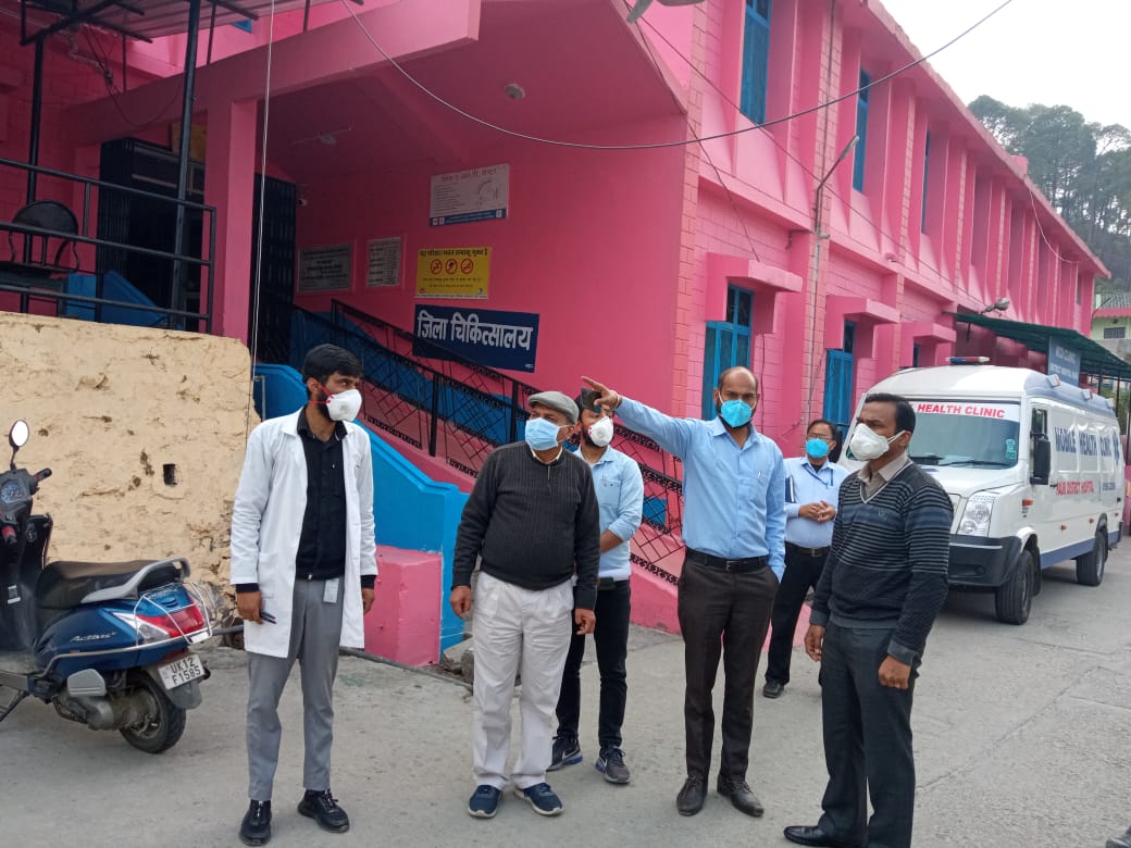उत्तराखंड:  पौड़ी जिला अधिकारी ने  आईसीयू बेड,वार्डो,कंट्रोल रूम का निरीक्षण किया.