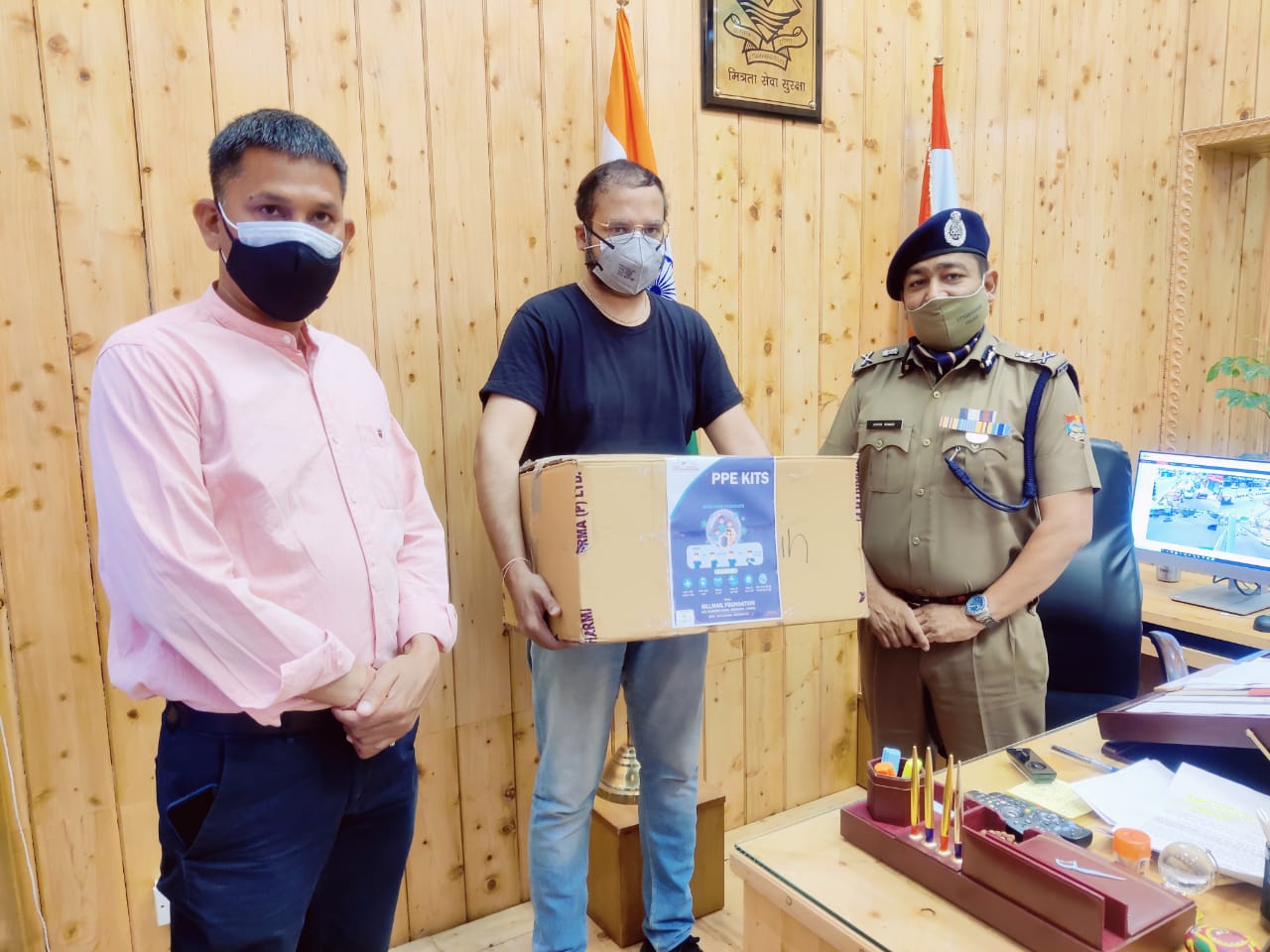 देहरादून : डीजीपी अशोक कुमार को पीपीई किट देकर हिल-मेल फाउंडेशन ने अभियान की शुरुआत की