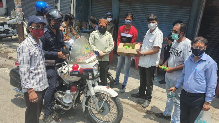 नैनीताल : हल्द्वानी में भाजपा नेताओं ने फ्रंट लाइन वर्कर्स को पानी एवं जूस वितरित किया