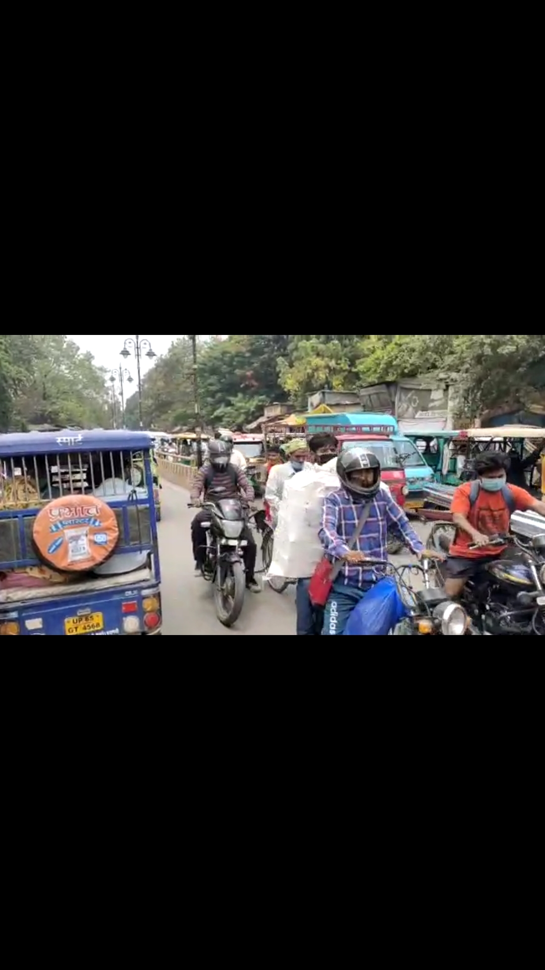 कोरोना कर्फ्यू : विश्वेश्वरगंज गल्ला मंडी में उमड़े खरीददार, दुकानदार परेशान, सोशल डिस्टेंसिंग नदारद