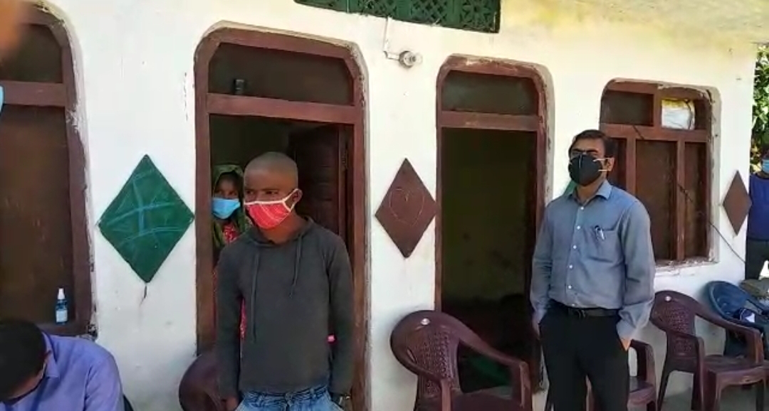 उत्तराखंड/ चमोली : अनाथ बच्चो की मदद के लिए चमोली  प्रशाशन की टीम पहुंची पोखरी के वल्ली गांव।