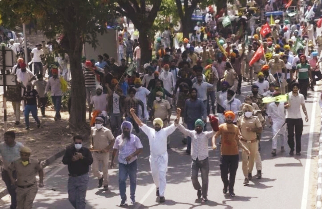 किसान आंदोलन : राजभवन जाने की जिद में हजारों किसान पंजाब और  हरियाणा के  बैरिकेड तोड़  चंडीगढ़ में घुसे।