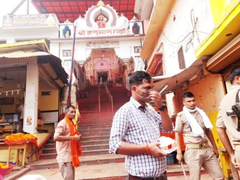 उत्तर प्रदेश : अयोध्या में सुबह डेढ़ घंटे तक बंद रहा हनुमानगढ़ी का मेन गेट, प्रसाद चढ़ाने को लेकर हुआ था विवाद।