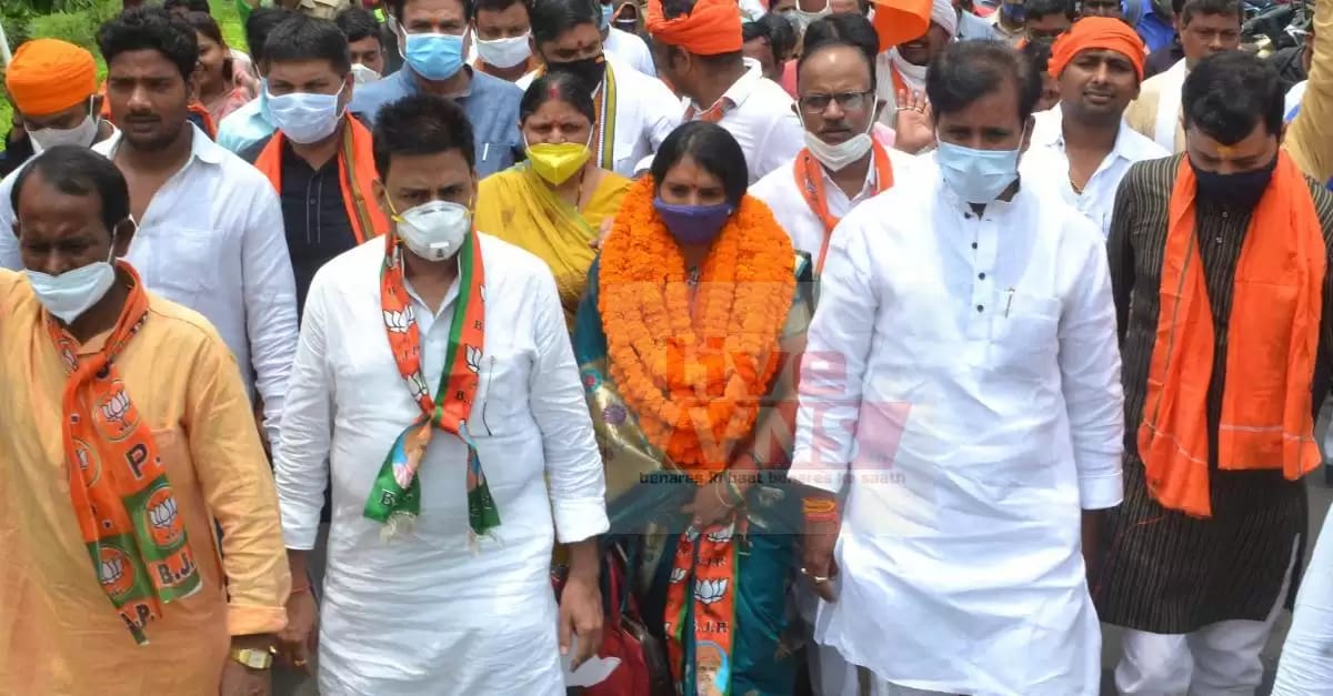 वाराणसी :  भाजपा की अधिकृत जिला पंचायत अध्यक्ष प्रत्याशी ने सभागार पहुंचकर अपना नामंकन किया।