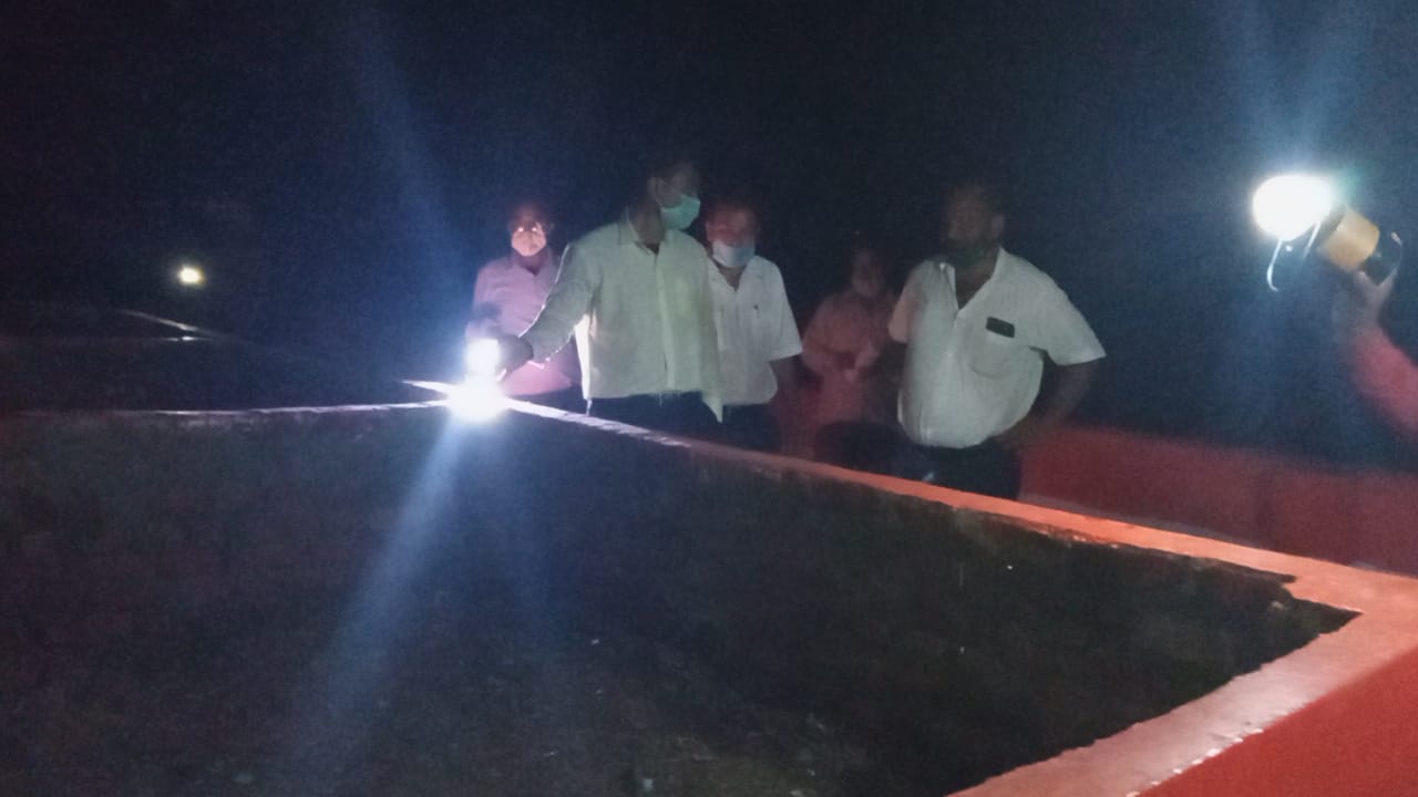 थलीसैंण/पौड़ी गढ़वाल : देर रात्रि लालटेन लेकर पहुंचे जिलाधिकारी।