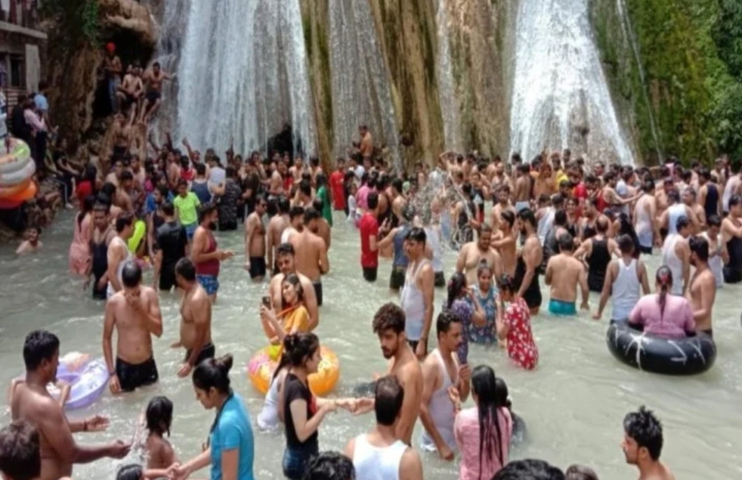 मसूरी : अब केवल 50 पर्यटक एक बार में नहा पाएंगे कैंपटी फॉल में, 30 मिनट में आना होगा बाहर।