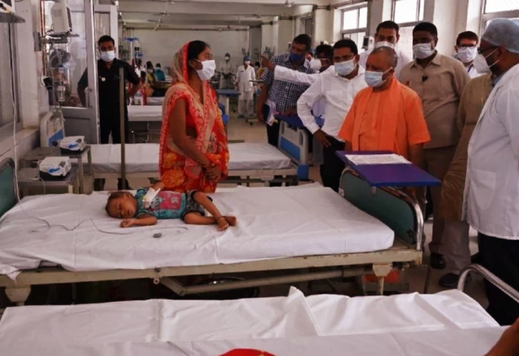 अयोध्या : सीएम योगी पहुंचे मेडिकल कॉलेज, मरीजों से पूछा – क्या हो गया, दवा काम कर रही है…..