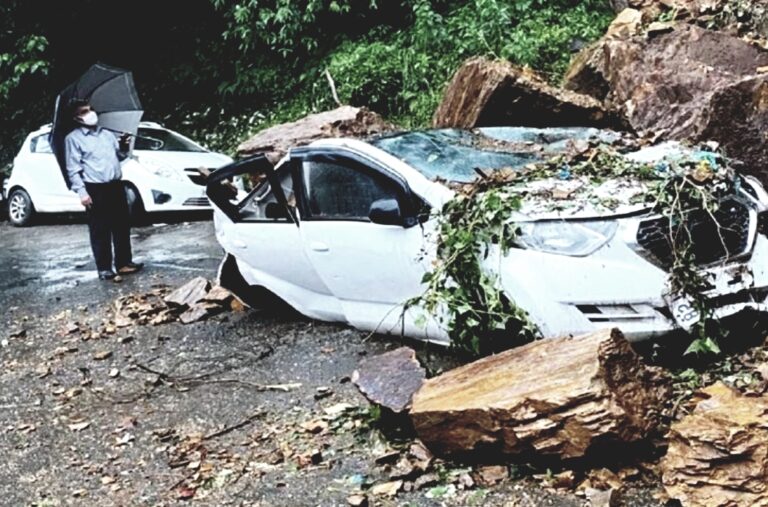 बड़ी खबर-      हिमाचल : भारी बारिश ने शिमला में मचाई तबाही, सड़के बंद कई गाड़ियां मलबे में दबी ।