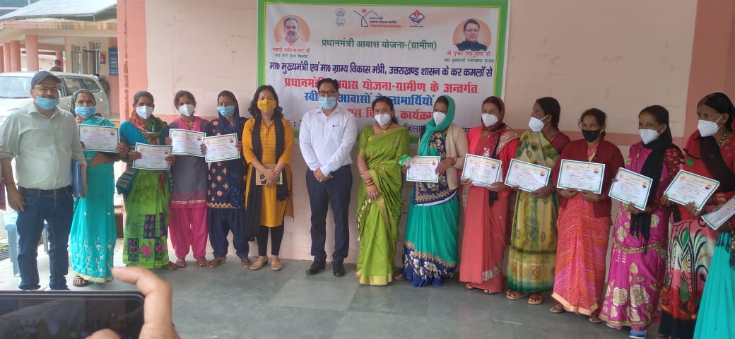 चम्पावत : प्रधानमंत्री आवास योजना के अंतर्गत लाभार्थियों को प्रमाण पत्र वितरण
