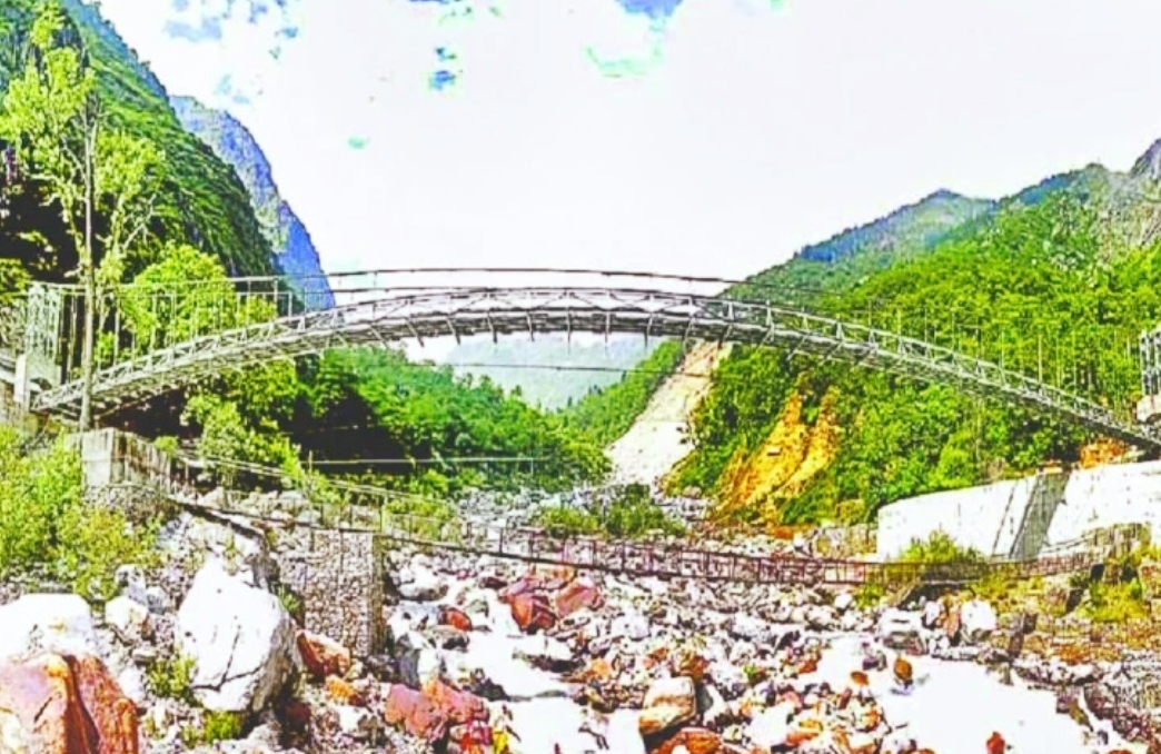 उत्तराखंड : अब राह हुई आसान, फूलों की घाटी और हेमकुंड साहिब के लिए स्टील गार्डर पुल बनकर हुआ तैयार ।