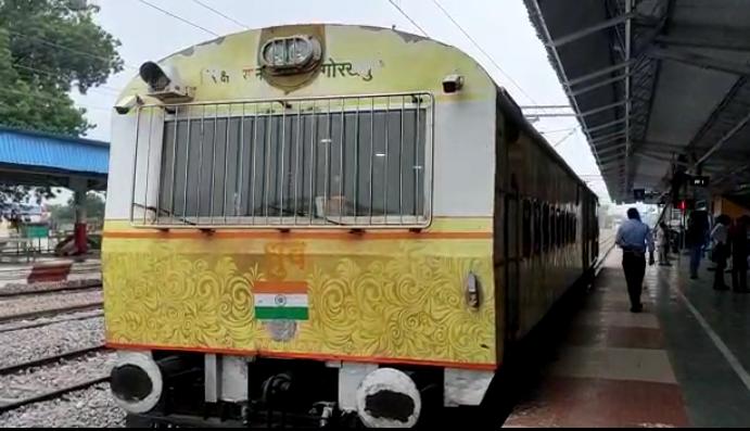 अयोध्या : महामहिम के ट्रेन आगमन को लेकर रेलवे लाइन की सुरक्षा को देखने के लिए लखनऊ से ध्रुव निरीक्षण यान पहुंचा अयोध्या ।