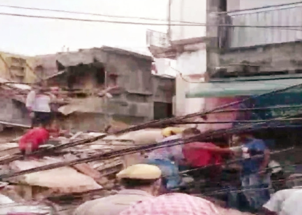 दिल्ली : सब्जी मंडी इलाके में 4 मंजिला इमारत गिरी, कई लोगों के दबे होने की आशंका ।