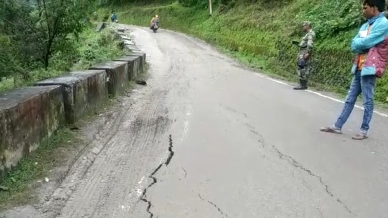 उत्तराखंड/चमोली :  जोशीमठ-बद्रीनाथ बाई पास  हाइवे पर जोशीमठ के पास पड़ी बड़ी दरार। वाहनों की आवाजाही प्रभावित।