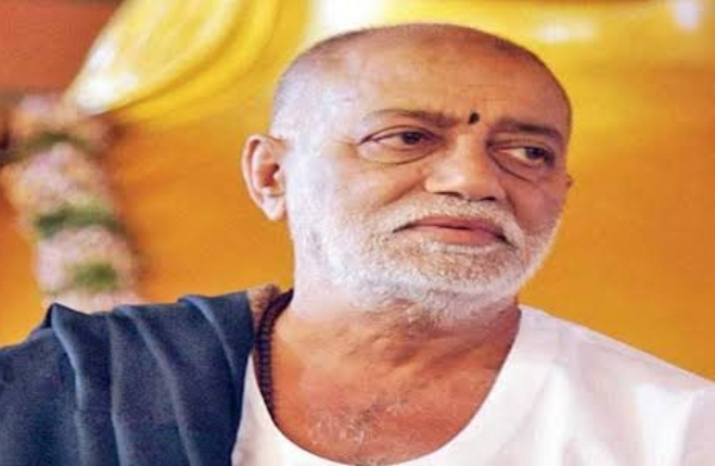 अयोध्या पहुंचे मोरारी बापू, रामलला के किये दर्शन, उतारी सरयू की आरती ।