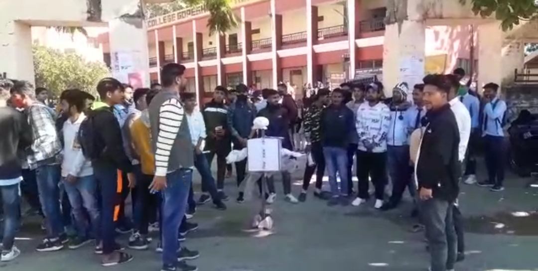 गोपेश्वर/चमोली : एनएसयूआई ने किया प्रदर्शन ,कुलपति का फूंका पुतला ।