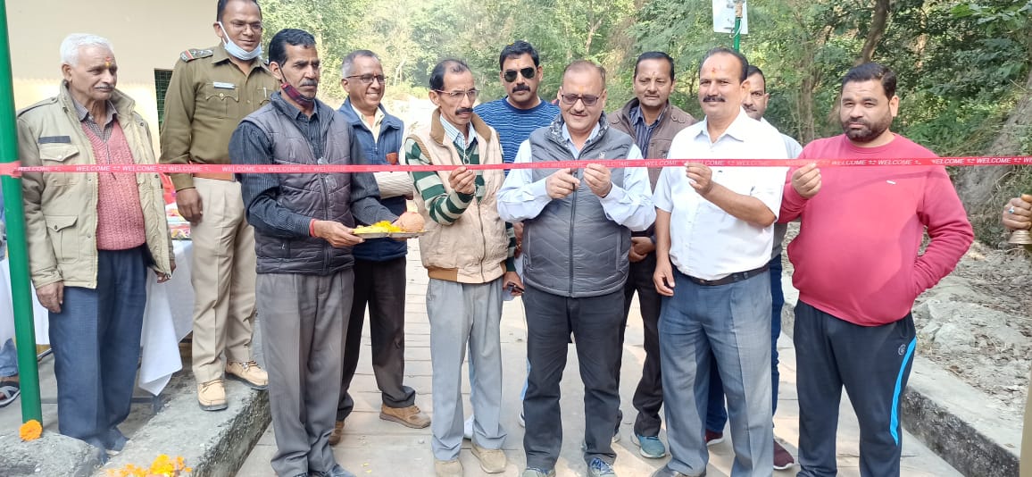 मोटाहल्दू : मोटाहल्दू गोला गेट का रिबन काटकर किया खनन कार्य का उद्घाटन ।