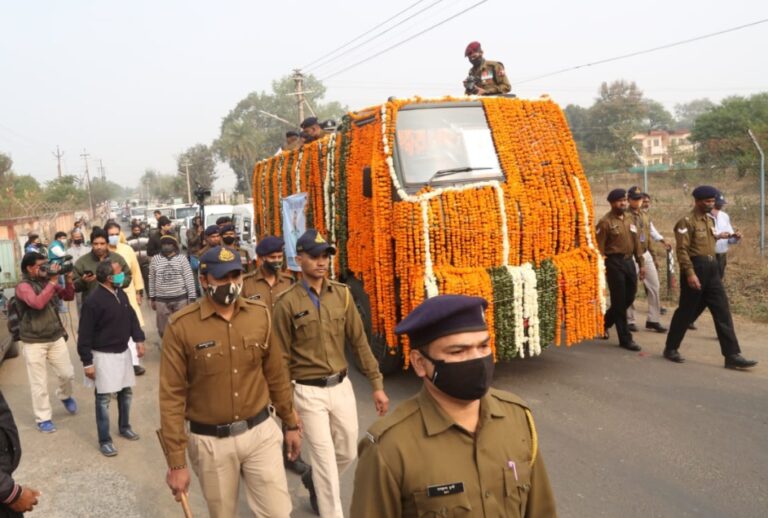 मध्यप्रदेश :   वीर सपूत  वरुण सिंह (VarunSingh) निकले अपने अंतिम सफर पर ,सेना के वाहन के पीछे चल रहे सभी भोपालवासियों ने दी नम आंखों से श्रद्धांजलि और विदाई ।