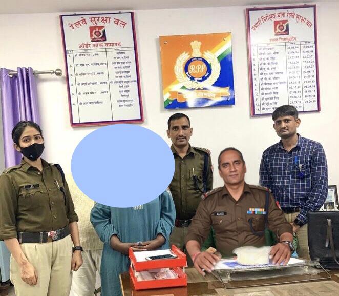 1.25 करोड़ रुपये की प्रतिबंधित ड्रग्स के साथ केन्या की महिला गिरफ्तार।।