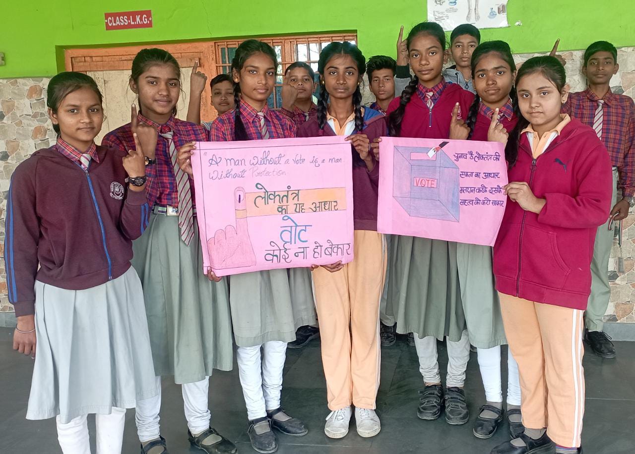 छोटे-छोटे बच्चों ने पोस्टर एवं बैनर के माध्यम से लोगों को सत प्रतिशत मतदान के लिए किया जागरूक।