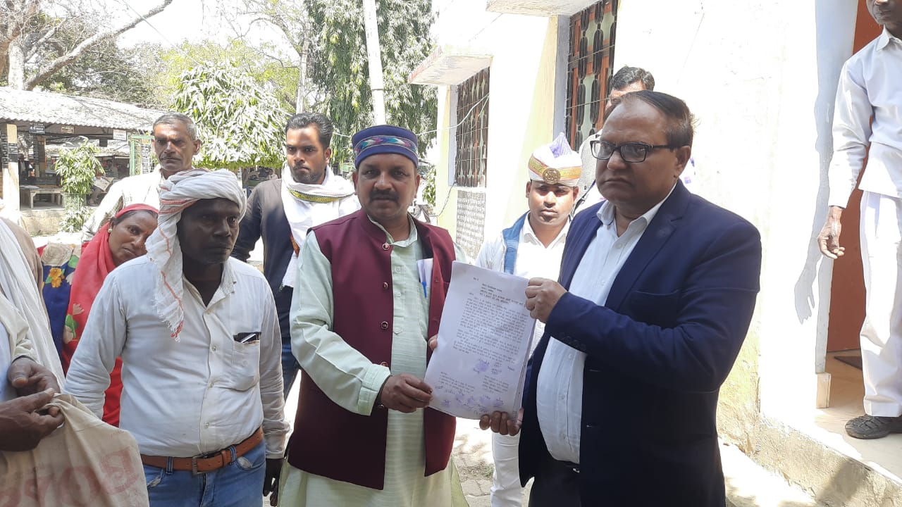 दबंगों द्वारा ग्रामीणों का रास्ता कब्जा किए जाने पर आक्रोशित ग्रामीणों ने मुख्य राजस्व अधिकारी से की शिकायत ।