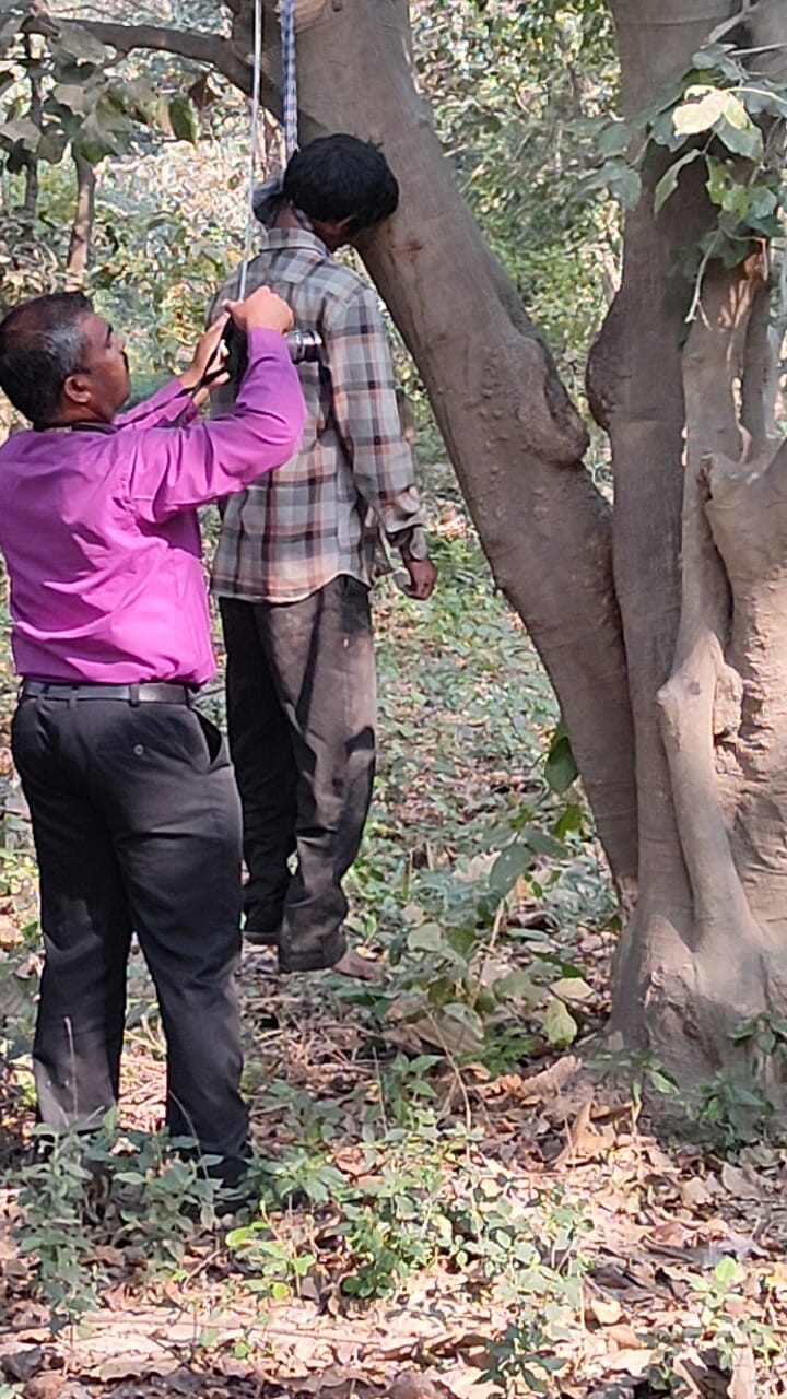 Breaking – संदिग्ध परिस्थितियों में अज्ञात युवक की मौत। पेड़ से लटका मिला शव..