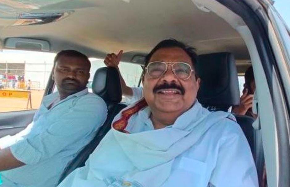 चोरों ने नहीं छोड़ा विधायक को जेब से निकाले 1 लाख, पुलिस प्रशासन की सुरक्षा कवच मैं दिया चोरों ने बड़ी वारदात को अंजाम।