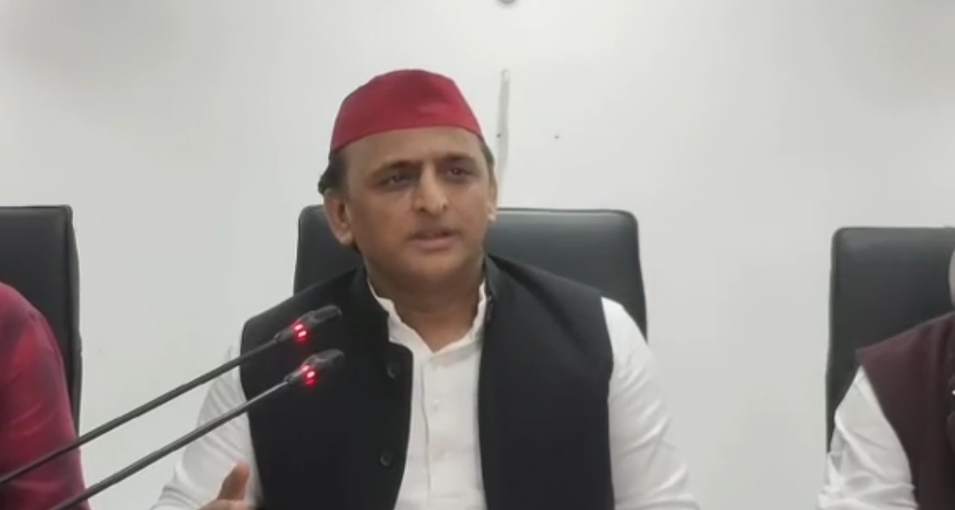 पूर्व मुख्यमंत्री अखिलेश यादव पहुंचे अयोध्या,कहा- पुलिस सांड हटा रही है,जिलाधिकारी भूसा इकट्ठा करने में व्यस्त हैं।।