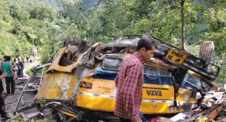 Road Accident – दुखद खबर :हिमाचल के कुल्लू में भीषण सड़क हादसा,200 मीटर गहरी खाई में गिरी बस, बच्चों समेत 12 लोगों की मौत, 4 घायल।।