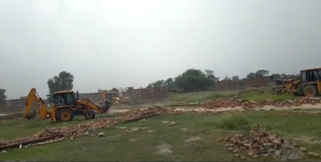 सरयू नदी के डूब इलाके माझा जमथरा व गौरापट्टी में गरजा प्राधिकरण का बुलडोजर।