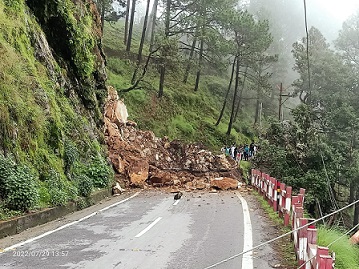 नैनीताल : बारिश बनी आफत :नैनीताल-भवाली रोड पर पूरी तरह यातायात ठप,भारी भूस्खलन से सड़क का 50 मीटर हिस्सा बह गया, देखे तस्वीरें में