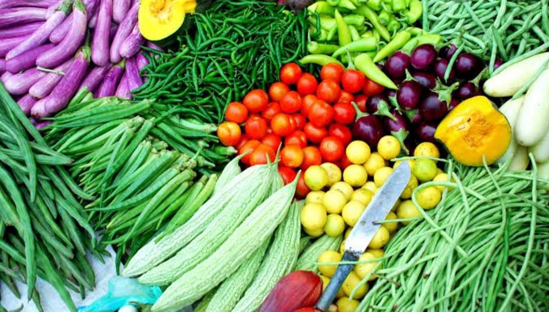 Food Crisis:- ये क्या हुआ?प्याज 400 रुपये और टमाटर 500 रुपये किलो बिक रहा ।।