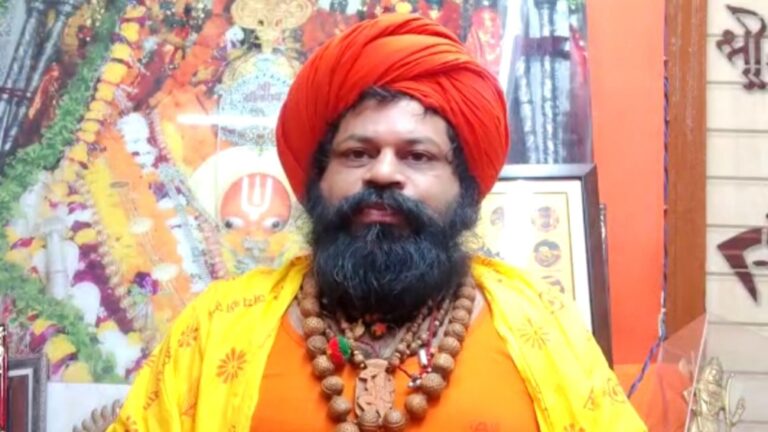 भारत में बढ़ते धर्मांतरण को लेकर हनुमानगढ़ी के महंत राजू दास ने  रोहिंग्या मुसलमानों और बांग्लादेशी घुसपैठियों को देश से बाहर निकालने की मांग की