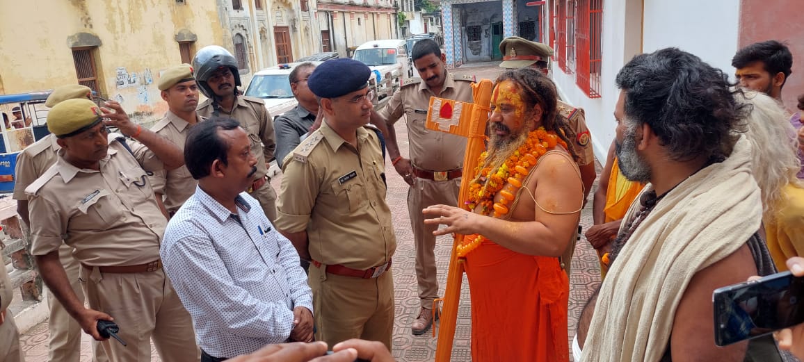 मुस्लिम इंटर कॉलेज में हिंदू बच्चों और मुस्लिम बच्चों में विवाद, हिंदू छात्रों पर की गई कार्रवाई से नाराज महंत जगदगुरु परमहंशाचार्य..