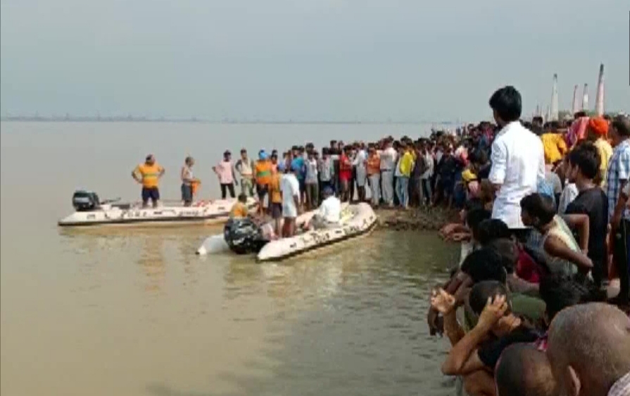 Bihar – पटना के नजदीक दानापुर गंगा नदी में 55 यात्रियों को ले जा रही नाव पलटी, कई लापता।।
