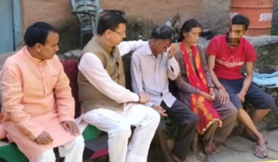 अंकिता हत्याकांड – मुख्यमंत्री धामी पहुंचे अंकिता के परिजनों से मिलने, कड़ी कार्रवाई का दिया भरोसा।