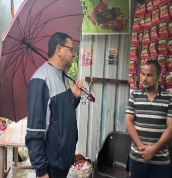 उत्तराखंड: भारी बारिश के बीच मुख्यमंत्री धामी निकले सैर पर,इस तरह धामी को अपने बीच पाकर लोगों में भारी उत्साह 