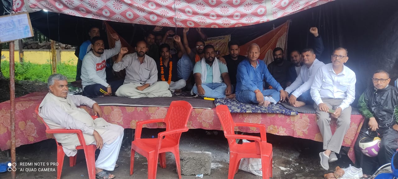 लालकुआं -आंदोलनकारियों का भारी बरसात में भी  पूर्व  विधायक दुम्का ने बढ़ाया साहस।