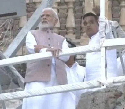 Morbi Bridge Collapse- प्रधानमंत्री मोदी ने सीएम भूपेंद्र पटेल के साथ किया मोरबी घटनास्थल का दौरा, घायलों का जाना हालचाल||