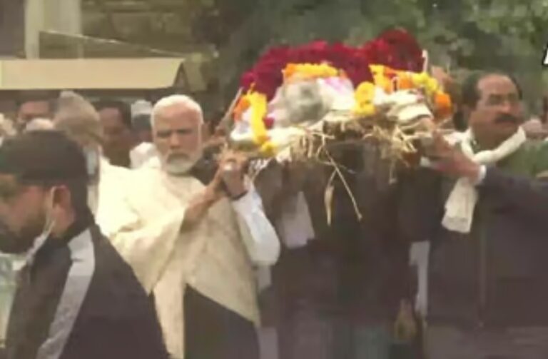 Pm Modi -प्रधानमंत्री मोदी ने दिया मां के पार्थिव शरीर को कंधा,बस कुछ देर में होगा अंतिम संस्कार।