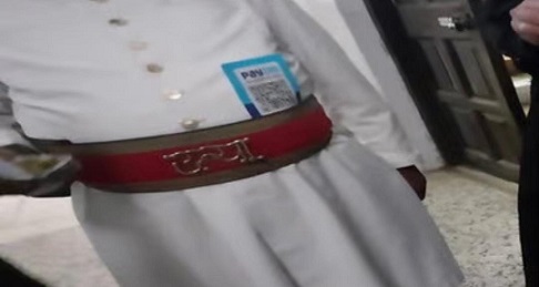 तरीका जरा अलग हट के :-अपनी कमर में क्यूआर कोड स्कैनर लगाकर हाईकोर्ट जज का अर्दली वकीलों से लेता था बख्शीश