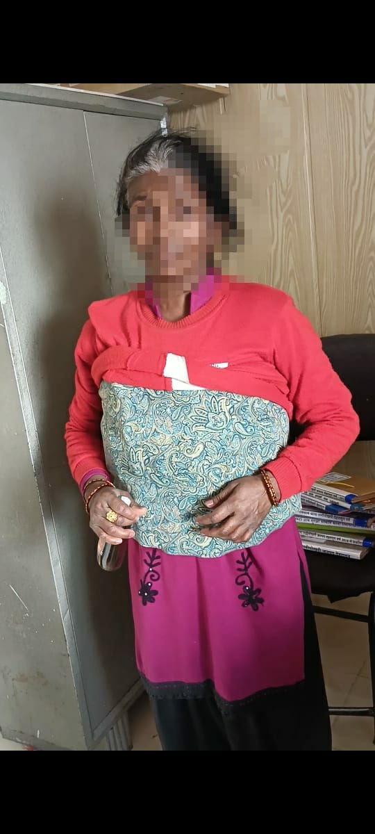 अनोखे तरीके से महिला ने की अवैध शराब की तस्करी, पुलिस चेकिंग के दौरान महिला हुई गिरफ्तार।।