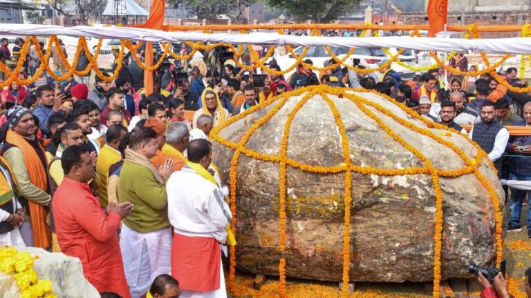 शालिग्राम में बसते हैं भगवान विष्णु, अगर चलाई छेनी-हथौड़ी तो होगा महाविनाश,शालिग्राम में खुद भगवान वास करते हैं