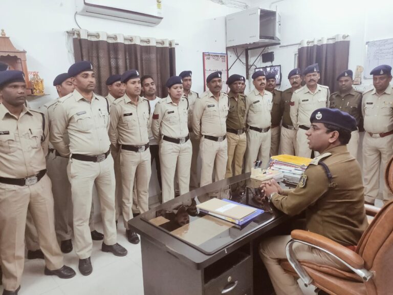 पुलिस अधीक्षक ने किया 2 अनुशासनहीन कर्मचारियों को  निलंबित।