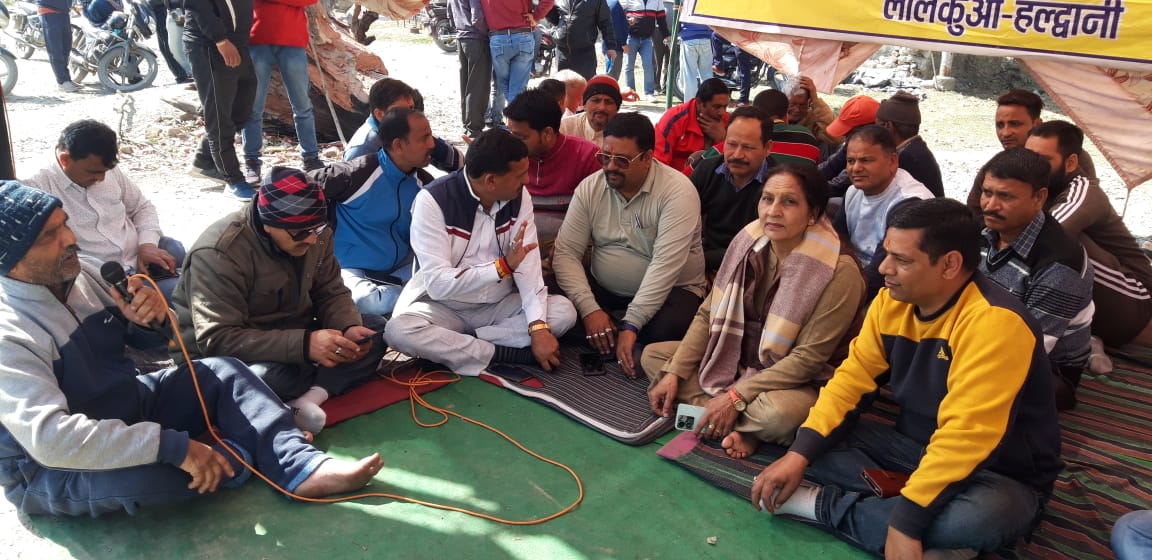 मोटाहल्दू:बिग न्यूज़ – गौला खनन समिति का 65वें दिन भी धरना जारी,विनोद स्टोन और देवभूमि स्टोन  क्रेशर के खिलाफ एनजीटी मैं जाने की तैयारी शुरू |